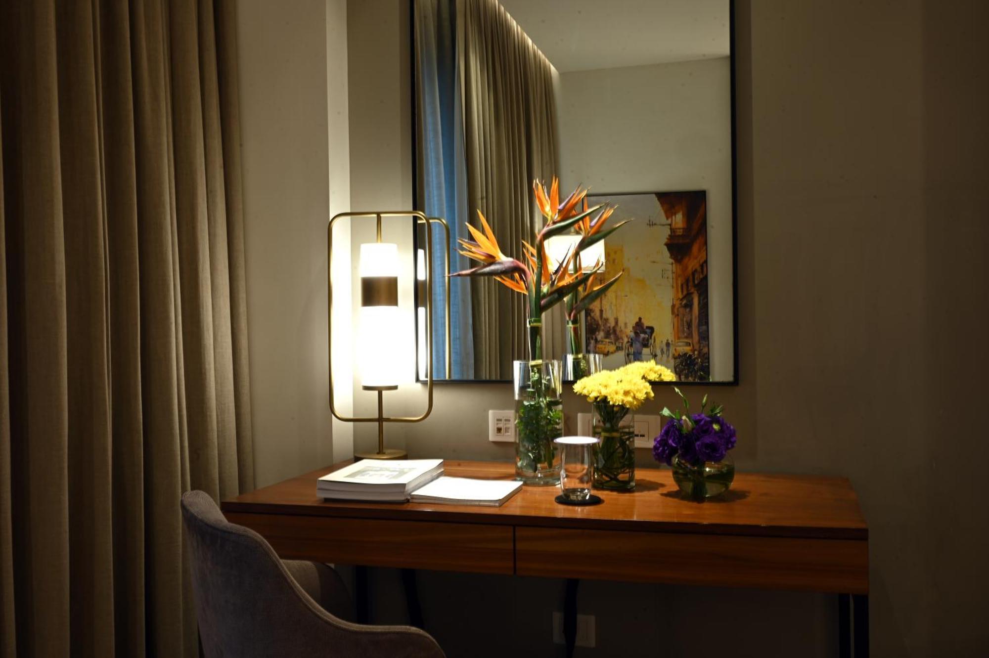 비반타 콜카타 Em 바이패스 호텔 외부 사진 A desk in a hotel room