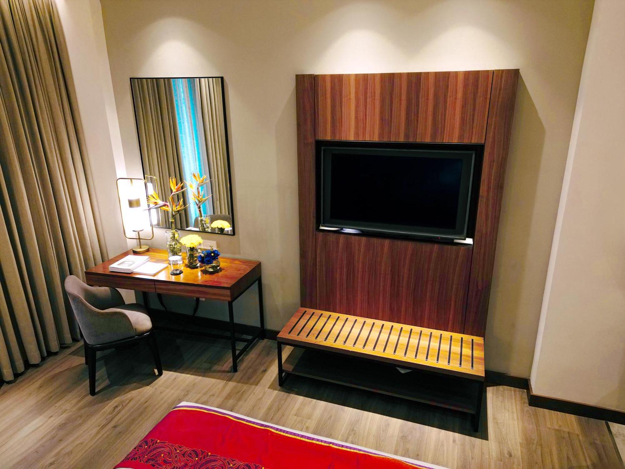 비반타 콜카타 Em 바이패스 호텔 외부 사진 A television in a hotel room