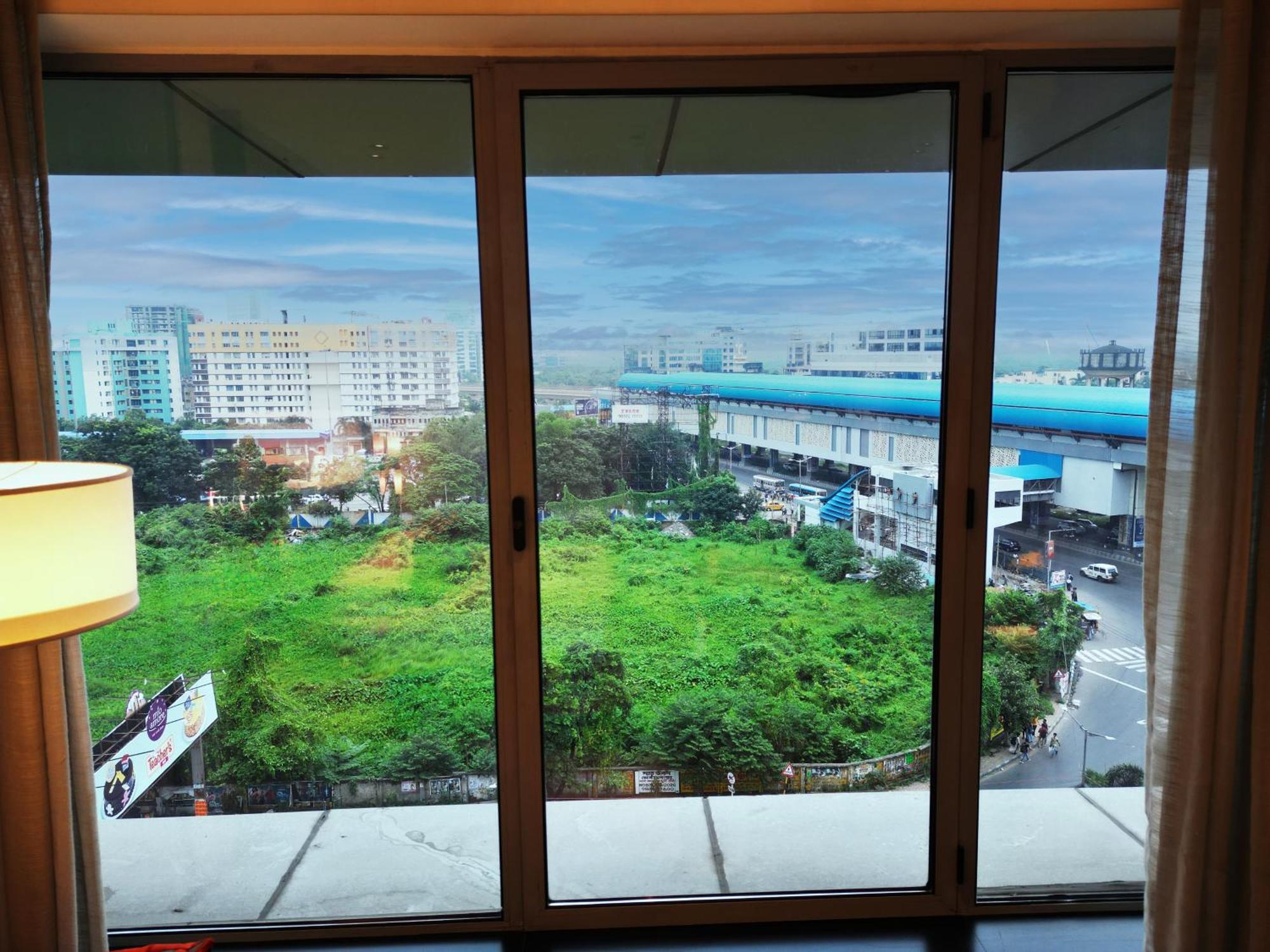 비반타 콜카타 Em 바이패스 호텔 외부 사진 View of the station from a nearby hotel