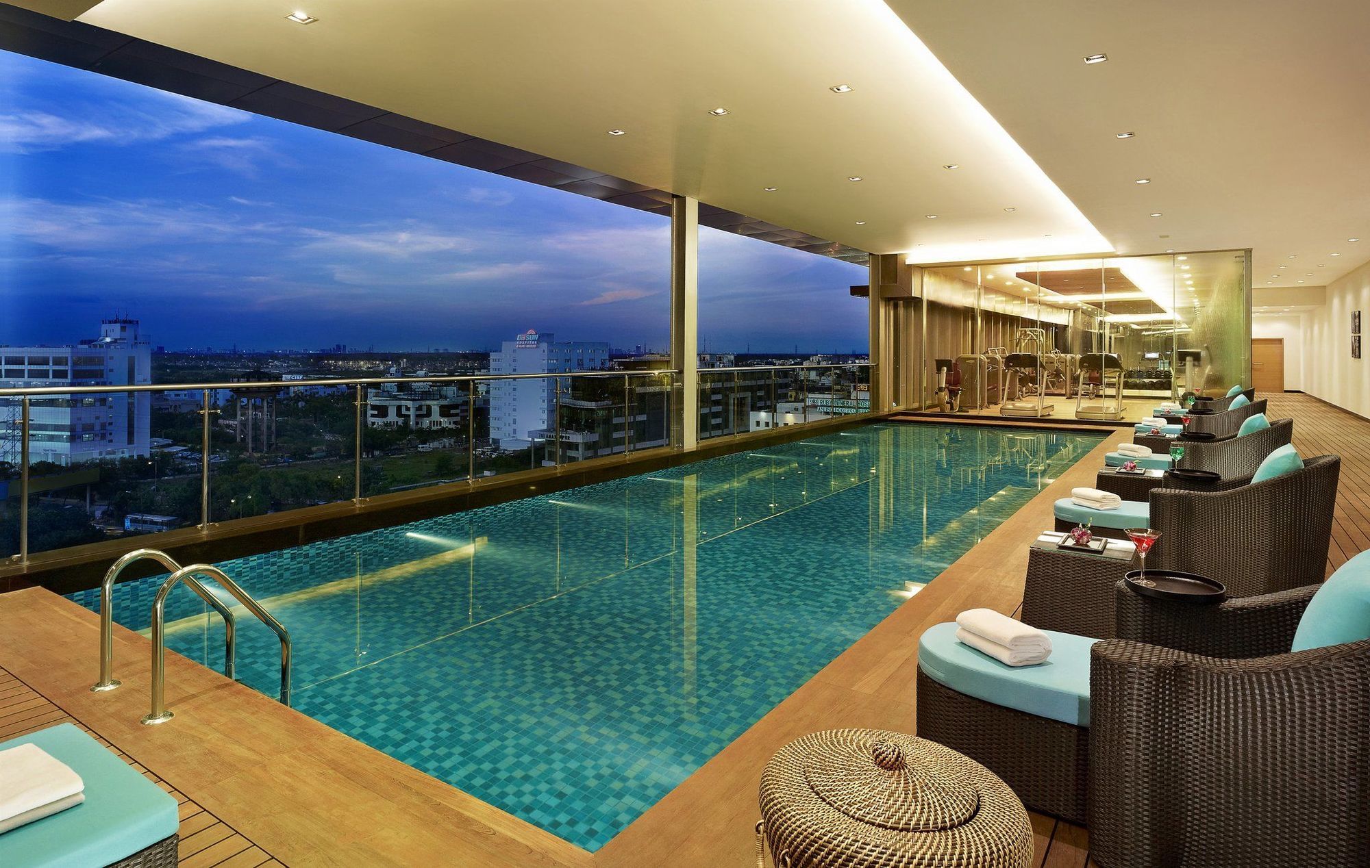 비반타 콜카타 Em 바이패스 호텔 시설 사진 The pool at the hotel